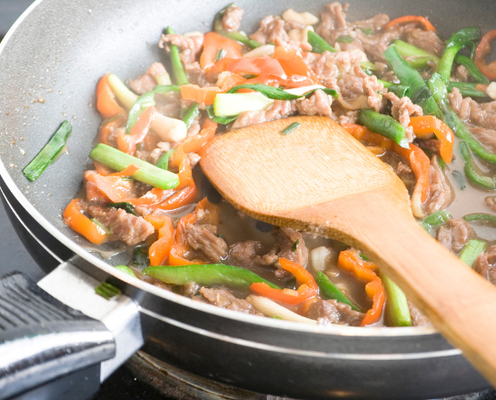 嫁の料理を“一口”食べ…「味つけが変」即けなす義母。しかし直後⇒夫が【静かに放った言葉】に赤面!?