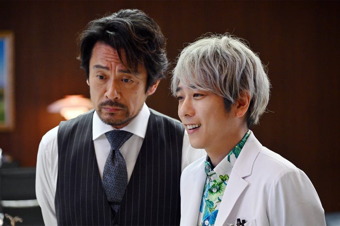 内野聖陽、二宮和也「ブラックペアン シーズン2」第5話より(C)TBS