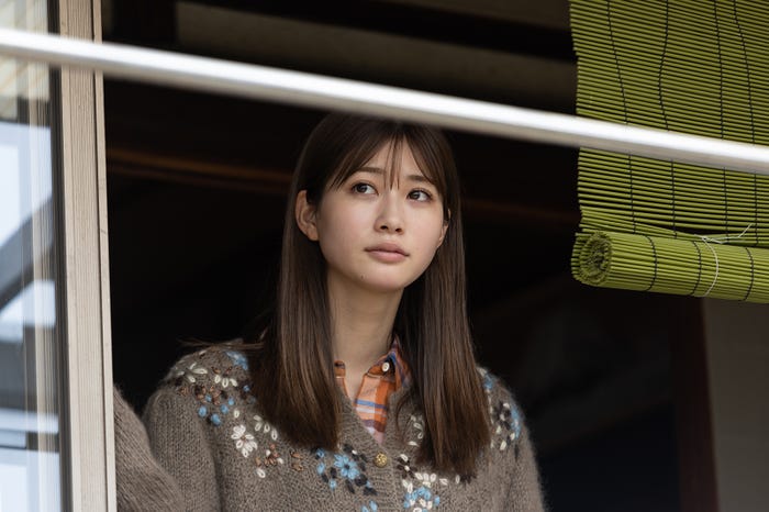 生見愛瑠「日曜の夜ぐらいは…」第1話より(C)ABCテレビ