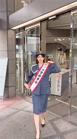 「令和の峰不二子」阿部なつきが一日署長に "自首"するファン続出「逮捕されたいです」