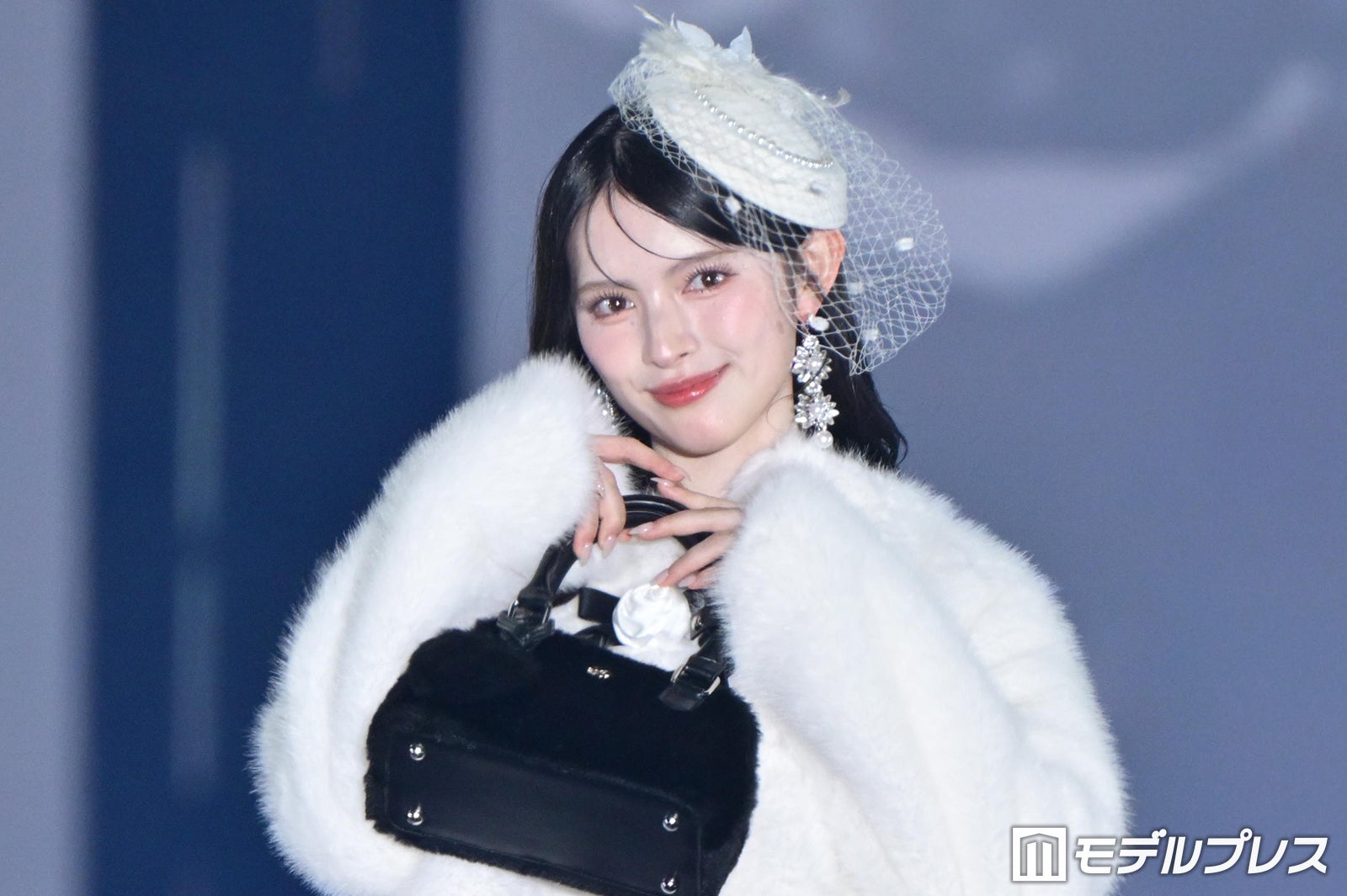 超ときめき宣伝部・菅田愛貴、白ファーアウター×チェックワンピのガーリーコーデでキュートに魅せる【ガルアワ2026A/W】