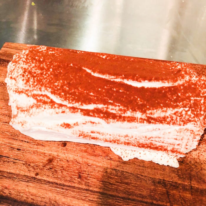 手順4:生クリームを周りに塗り広げ、ココアパウダーを全体にふるう/画像提供:柏原歩