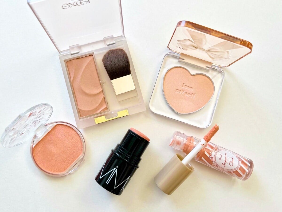 血色感をプラスするコーラル、オレンジ系チーク