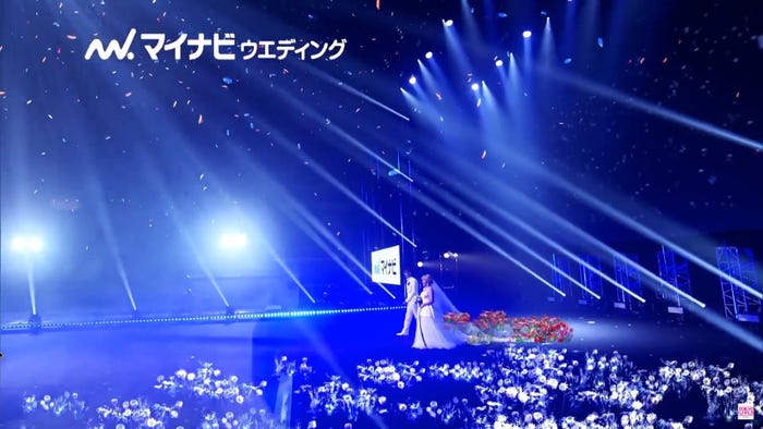 本並健治、丸山桂里奈/XR技術を駆使したステージ(C)マイナビ 東京ガールズコレクション 2020 AUTUMN/WINTER ONLINE