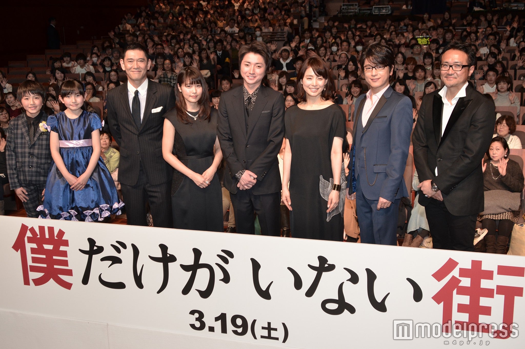 （左から）中川翼、鈴木梨央、杉本哲太、有村架純、藤原竜也、石田ゆり子、及川光博、平川雄一朗監督（C）モデルプレス