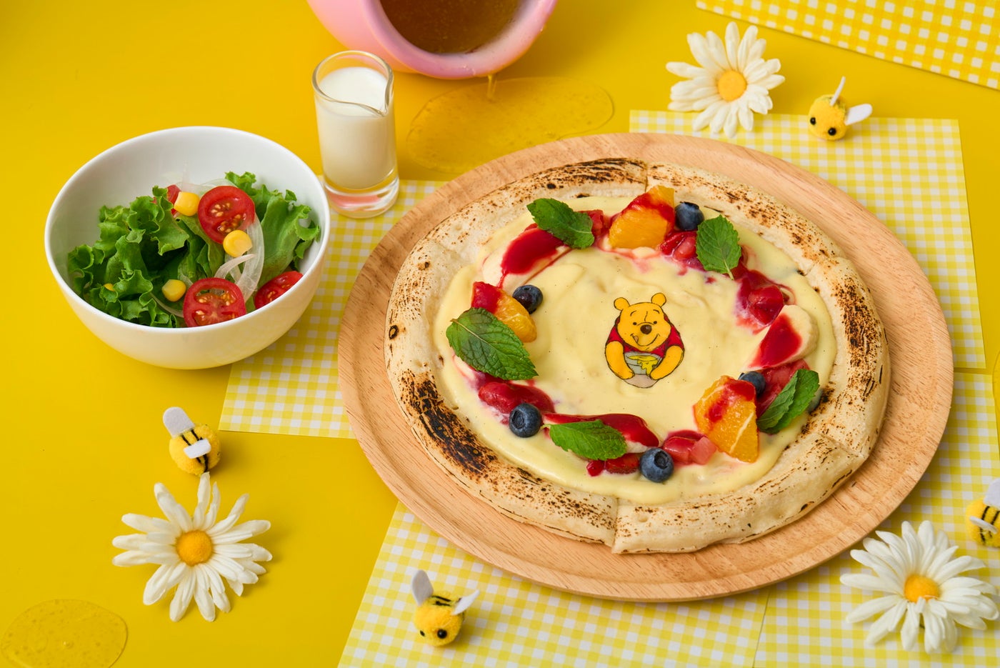 くいしんぼうのフルーツピザセット　税込2,090円（C）Disney. Based on the &quot;Winnie the Pooh&quot; works by A.A. Milne and E.H. Shepard.