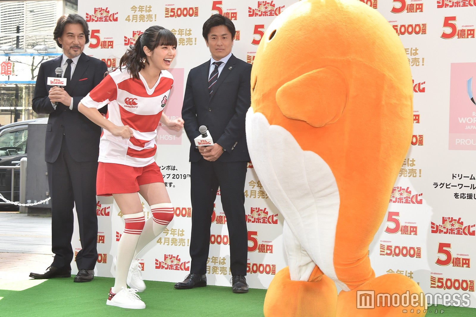 新川優愛タックル（4） （C）モデルプレス