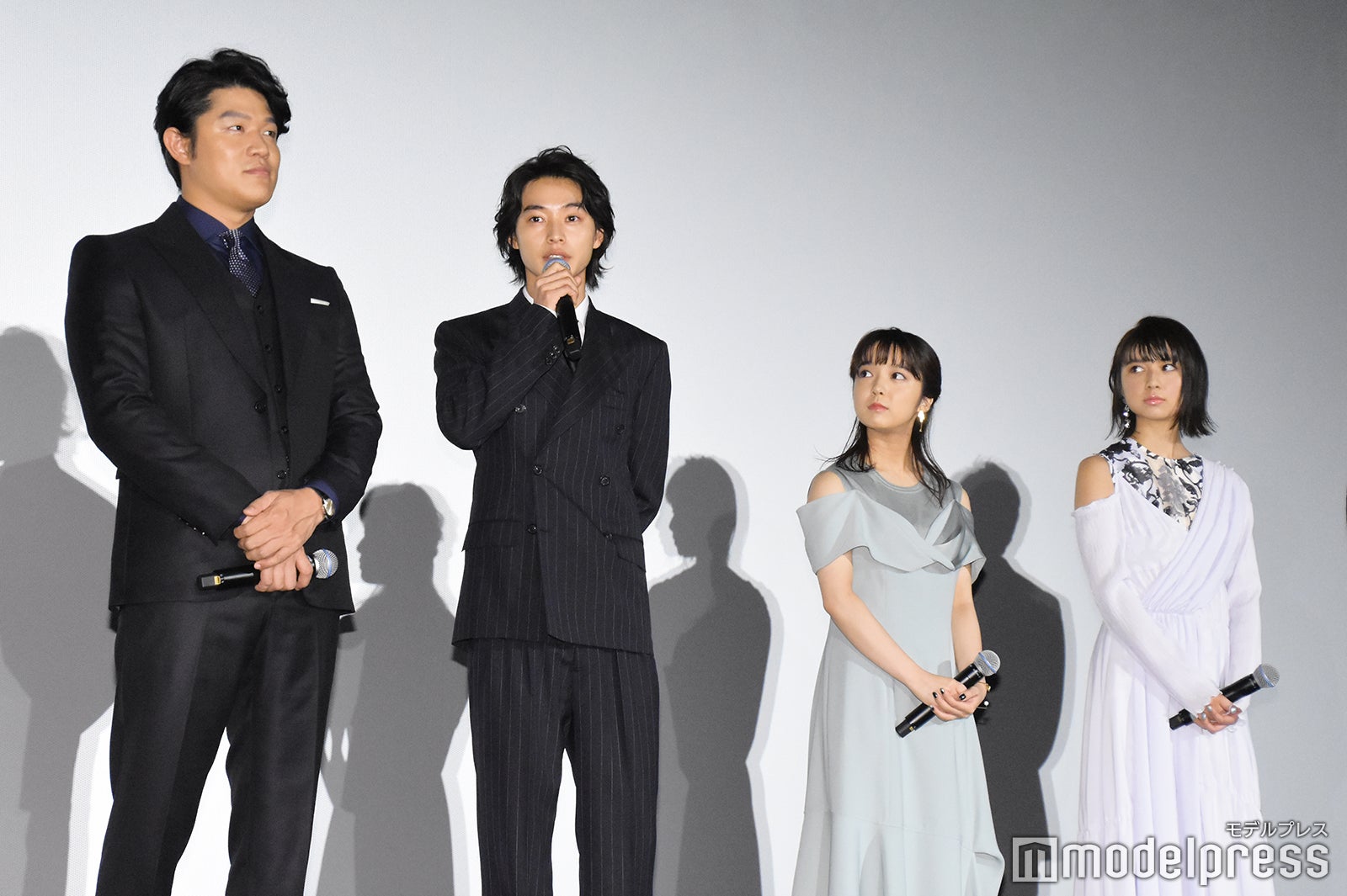 （左から）鈴木亮平、山崎賢人、上白石萌音、上白石萌歌 （C）モデルプレス