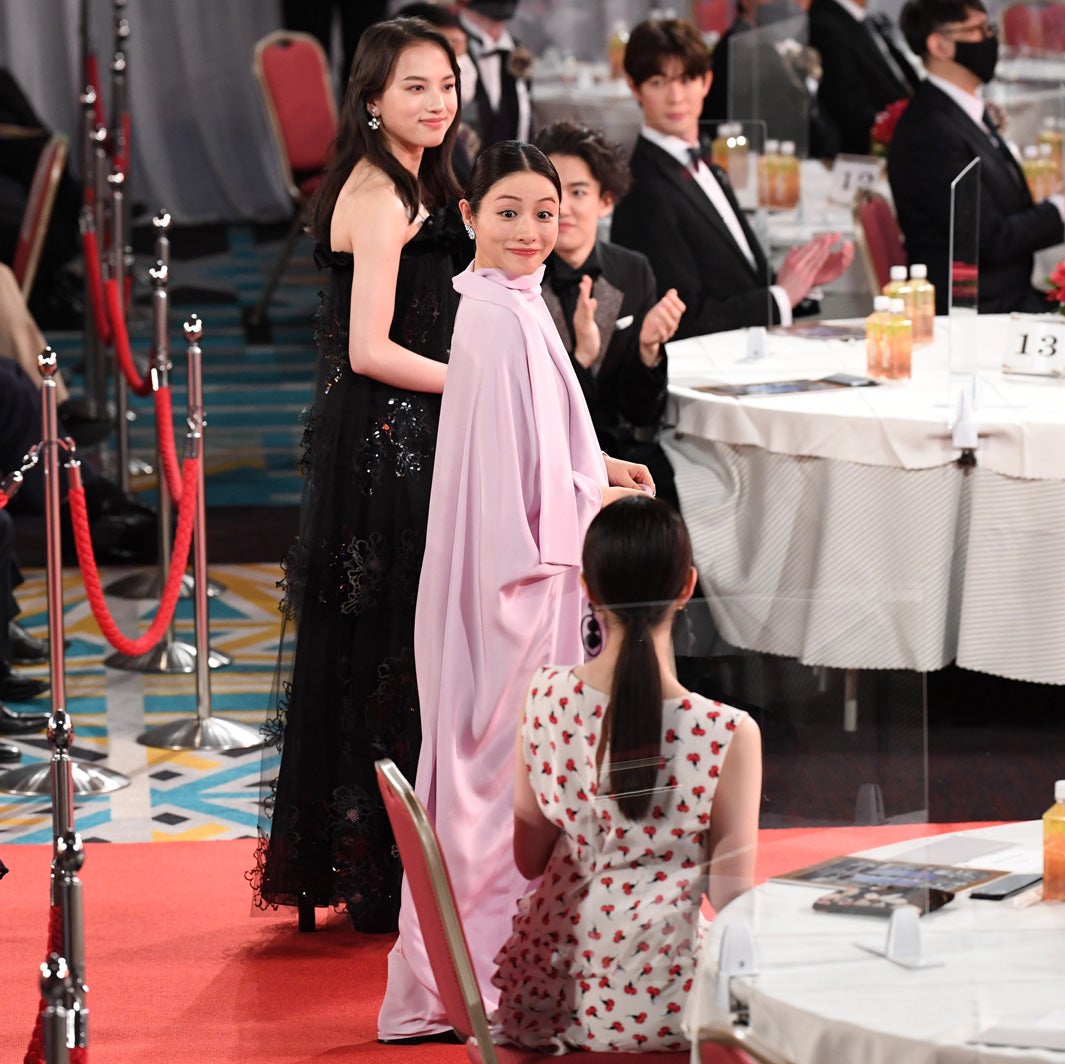 ドラマで共演した今田美桜を見つけた石原さとみ（C）東京写真記者協会