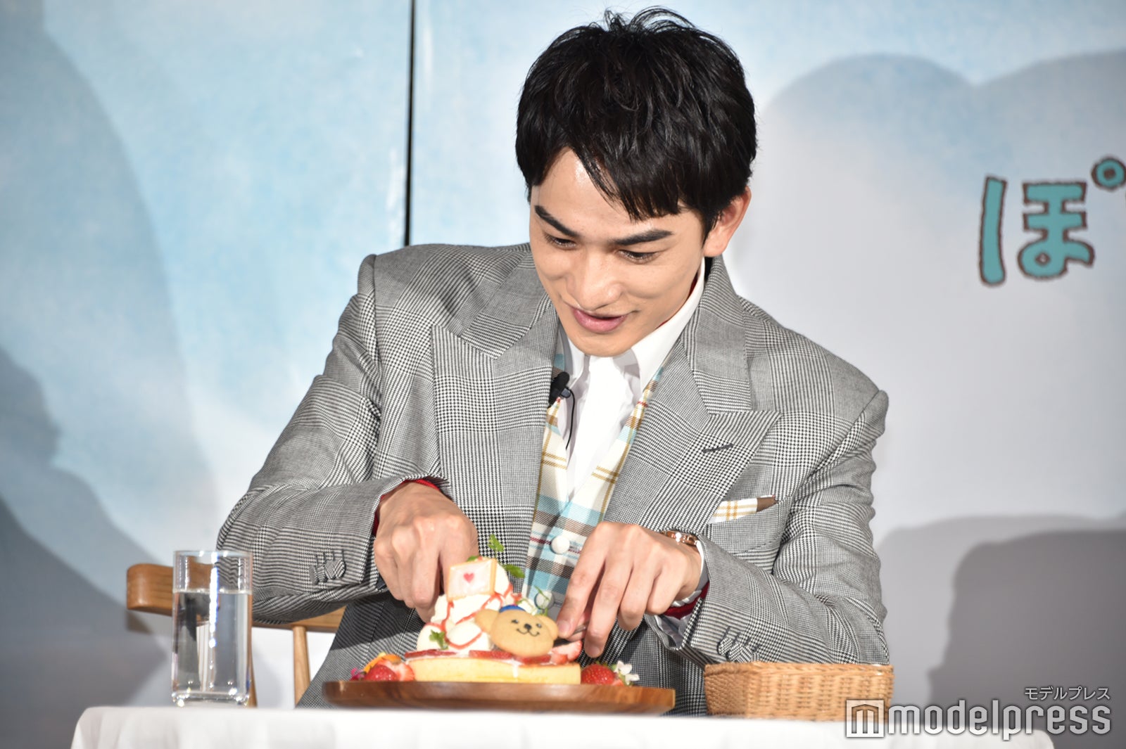パンケーキをカットする町田啓太（C）モデルプレス