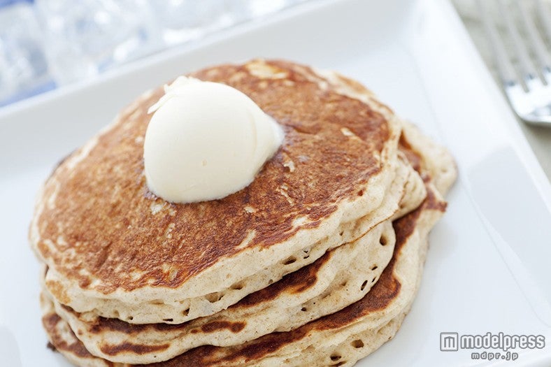 食物繊維に天然ビタミンEなど多くの栄養素を含んだ「ヨギーニパンケーキ」／画像提供：ヨガタウン【モデルプレス】