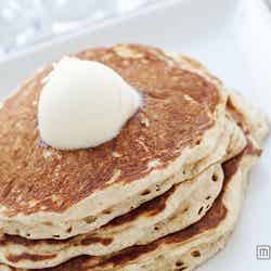 食物繊維に天然ビタミンEなど多くの栄養素を含んだ「ヨギーニパンケーキ」/画像提供:ヨガタウン【モデルプレス】