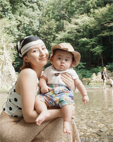 29歳インフルエンサー、生後4カ月息子の"川デビュー"を報告「一緒に季節を楽しんでいこうね」