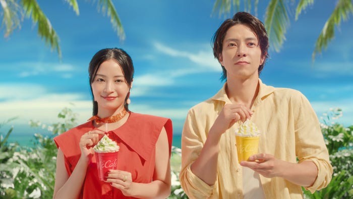 広瀬すず、山下智久/新TVCM「マックカフェ『フラッペしちゃった すいか&パイン』」篇より(提供写真)