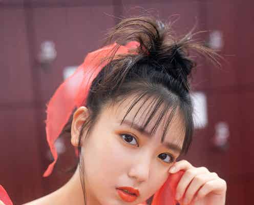 沢口愛華、美バスト際立つ“金魚グラビア”で魅了