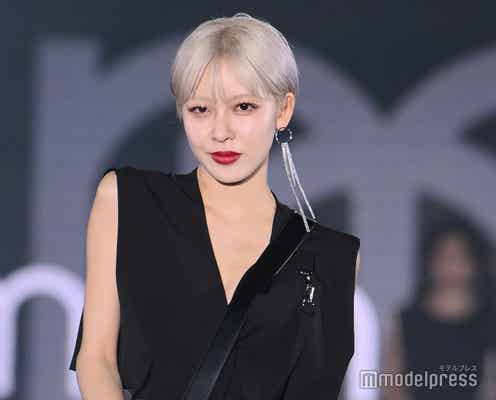 ボーイッシュショートの韓国人モデル・ハンチ、金髪×赤リップにドキッ 肌見せコーデで危険な香り漂う<関西コレクション 2023 S/S>