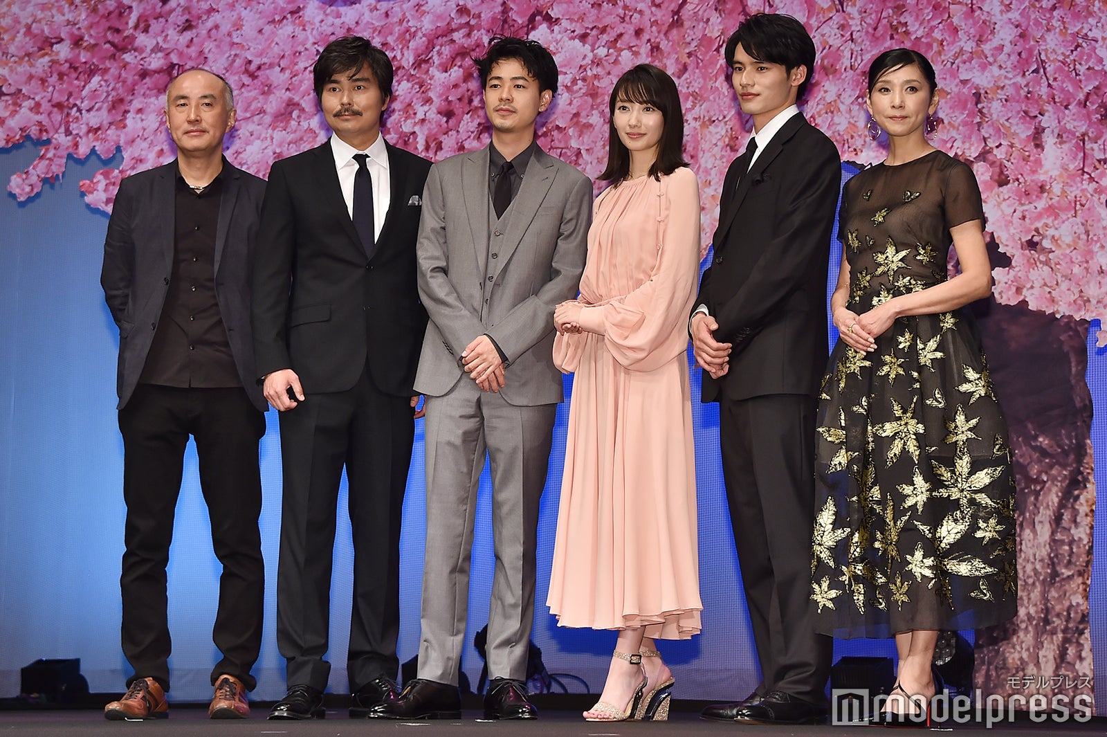 （左から）遊川和彦監督、小澤征悦、成田凌、波瑠、岡田健史、黒木瞳（C）モデルプレス