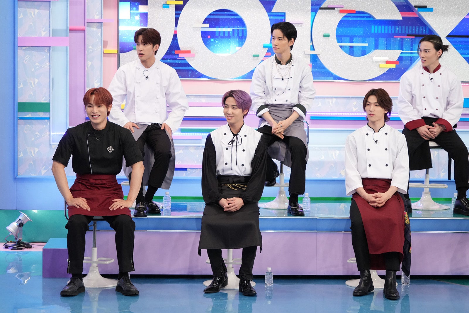 JO1／（前列左から）與那城奨、川尻蓮、金城碧海（後列左から）河野純喜、佐藤景瑚、川西拓実（C）フジテレビ