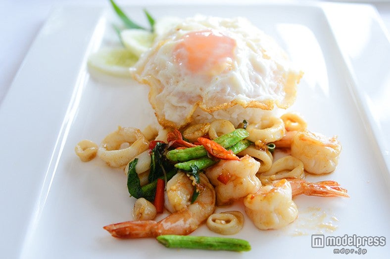 ガーリックの効いたシーフードソテーのプレート「Pad Kra Paow」420バーツ（約1，260）