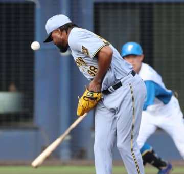 阪神・ドリスが緊急降板 右手に打球を受けるアクシデント