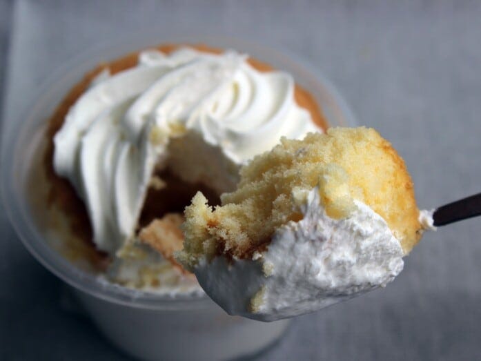 シフォン生地はたまご感があり、ショートケーキのスポンジに似た味わい