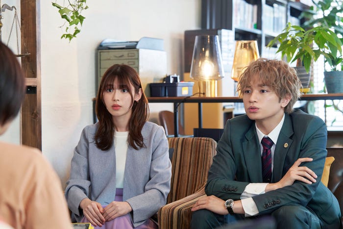 白石聖、中島健人「しょせん他人事ですから」第1話より(C)しょせん他人事ですから製作委員会