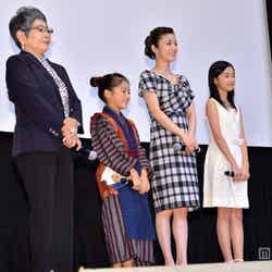映画「おしん」初日舞台挨拶に登壇した（左から）泉ピン子、濱田ここね、上戸彩、井頭愛海