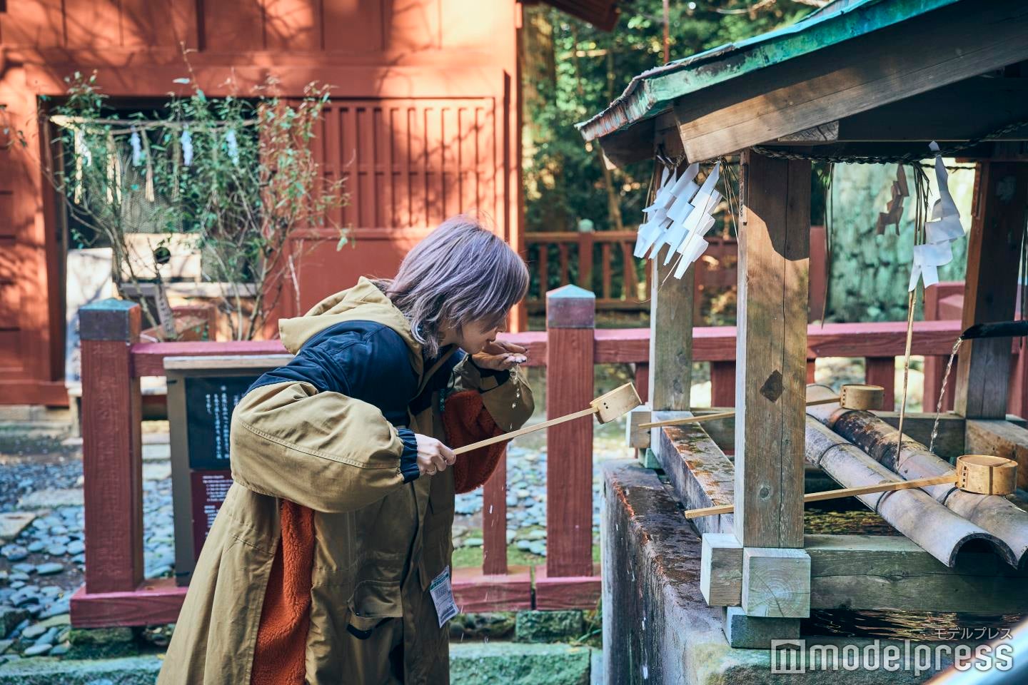 手水舎でお清め（C）モデルプレス