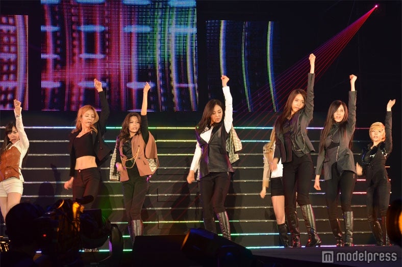 「Kiss」でパフォーマンスした少女時代