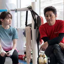 （左から）山田杏奈、安田顕「未来への10カウント」第3話より（C）テレビ朝日