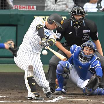 阪神・近本 今季初の決勝打 お立ち台で白い歯キラリ「今年もこの場に立ててうれしく思います」