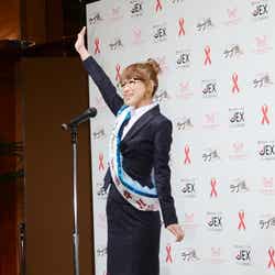 「ラブ活」応援委員長就任の宣誓をする鈴木奈々