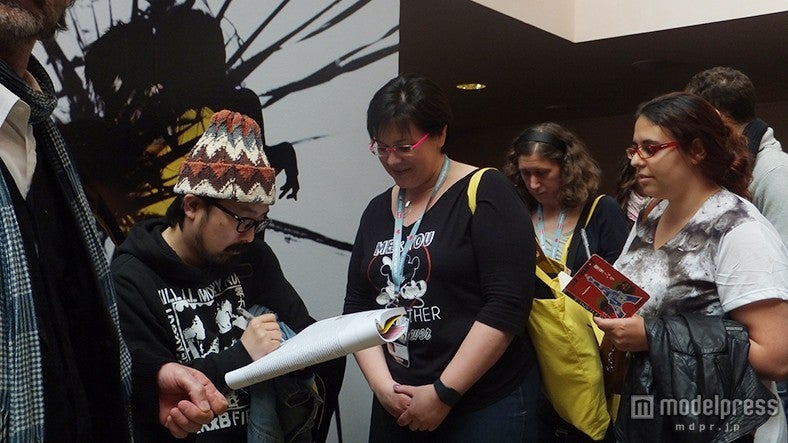 ファンからサインを求められそれに応える山下敦弘監督（C）2015『味園ユニバース』製作委員会