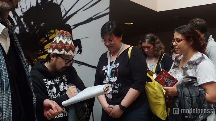 ファンからサインを求められそれに応える山下敦弘監督(C)2015『味園ユニバース』製作委員会