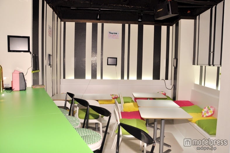 席数はカウンターとテーブル席で18席を用意