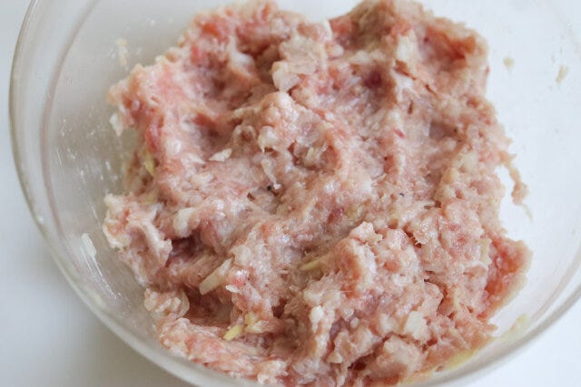 ボウルに豚ひき肉、たまねぎ、にんにく、牛乳、パン粉、塩、こしょうを入れ、粘りが出るまでよく混ぜ合わせる。 ボウルに豚ひき肉、たまねぎ、にんにく、牛乳、パン粉、塩、こしょうを入れ、粘りが出るまでよく混ぜ合わせる。