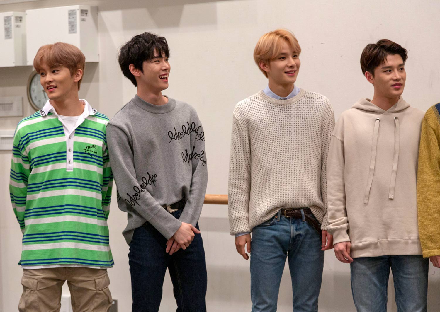 学生たちの話を興味津々で聞くNCT 127 （C）Abema TV