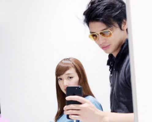 アレク、妻・川崎希のふっくらお腹公開「恥ずかしい」