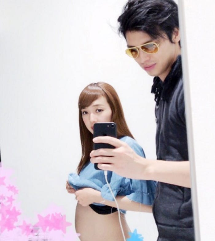 妊娠6ヵ月のふっくらお腹を披露した川崎希&アレクサンダー/アレクサンダーオフィシャルブログ(Ameba)より