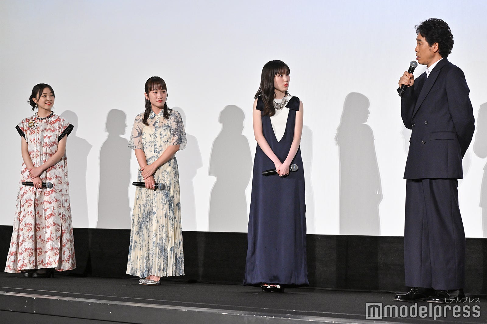 新井美羽、川栄李奈、福本莉子、大泉洋（C）モデルプレス