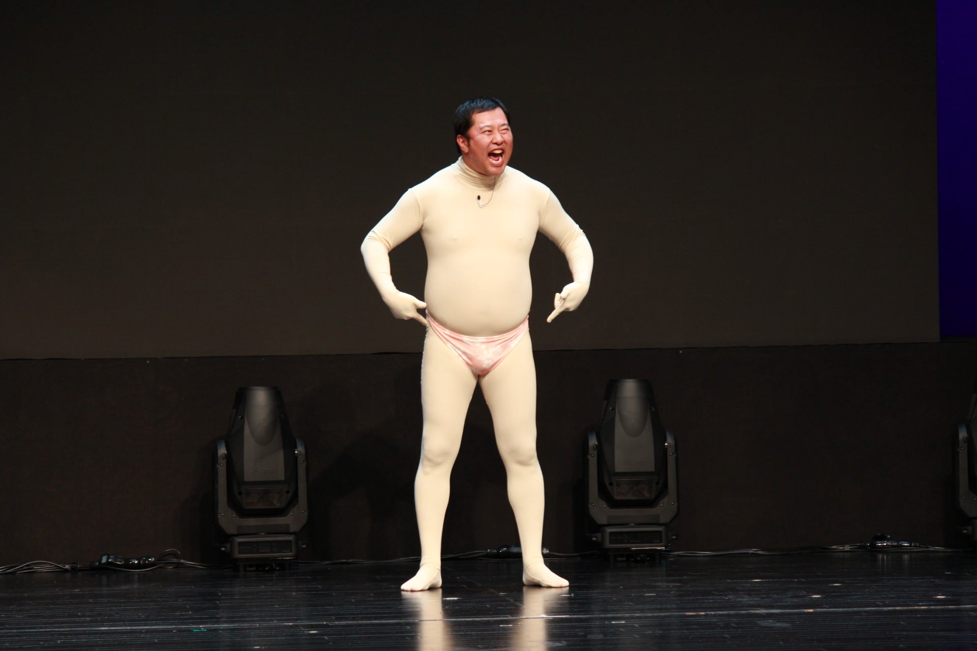 とにかく明るい安村、上海でネタ披露 全身タイツ着用で「リベンジが必要」