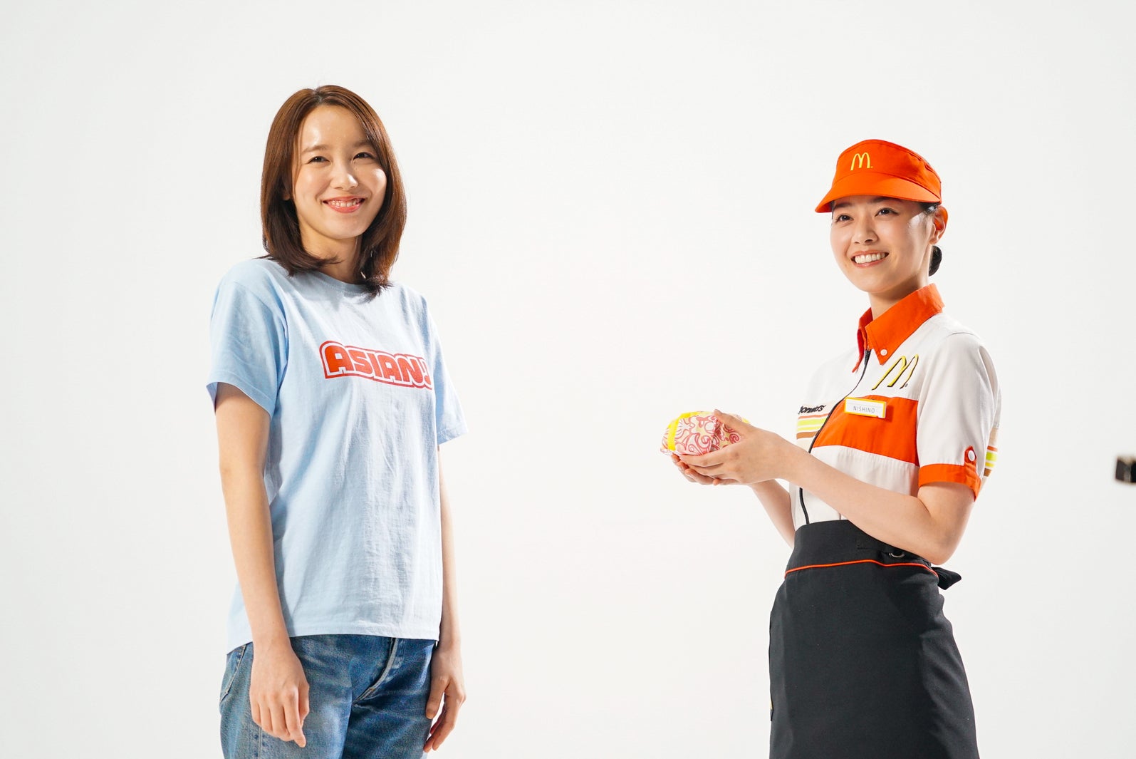 飯豊まりえ、西野七瀬／新TVCMメイキングより（提供写真）