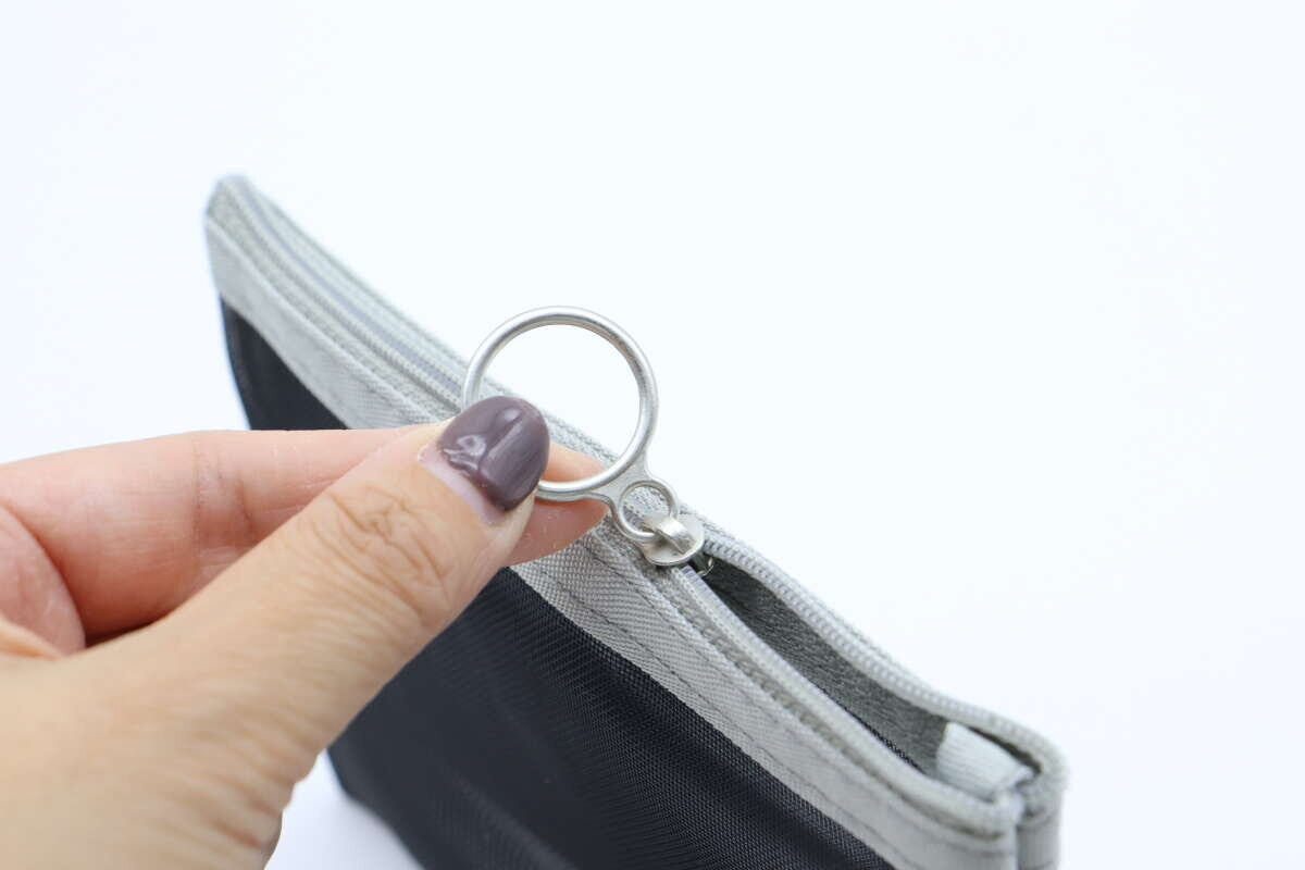 ダイソーのループ付メッシュポーチの丸型ファスナー