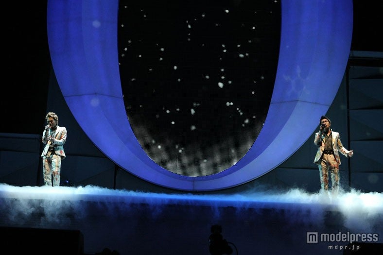 武道館で開催された「三代目 J Soul Brothers LIVE TOUR 2012 ～ZERO～」の様子