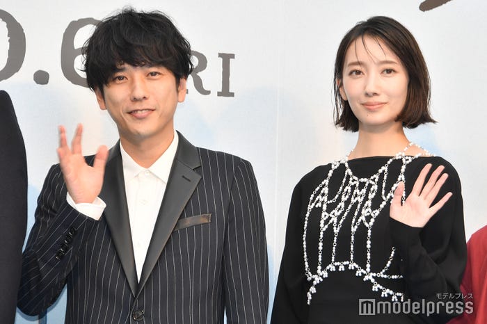 「可愛い!」の声に大満足の二宮和也、波瑠(C)モデルプレス