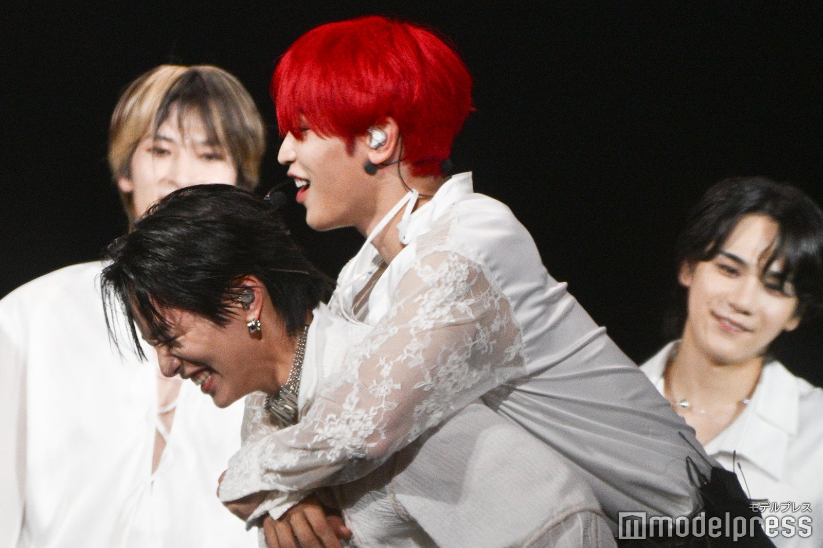 與那城奨をおんぶして3回屈伸した大平祥生／JO1（C）モデルプレス