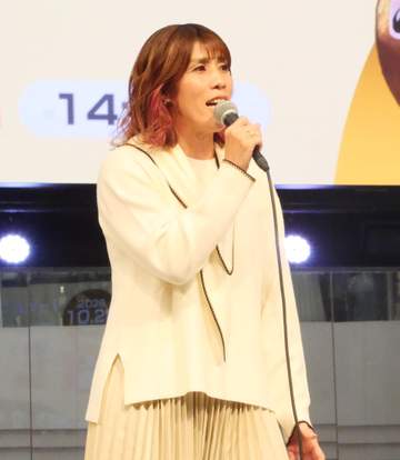 吉田沙保里氏 歌手初ライブで大歓声浴びる「皆さんの前で歌える日がくるとは」サプライズで武尊氏も登場