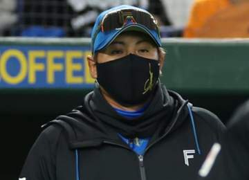 日本ハム まさかの形で追いつかれる 外野手同士が譲り合い失策→無死三塁から犠飛で同点 本拠地がタメ息に