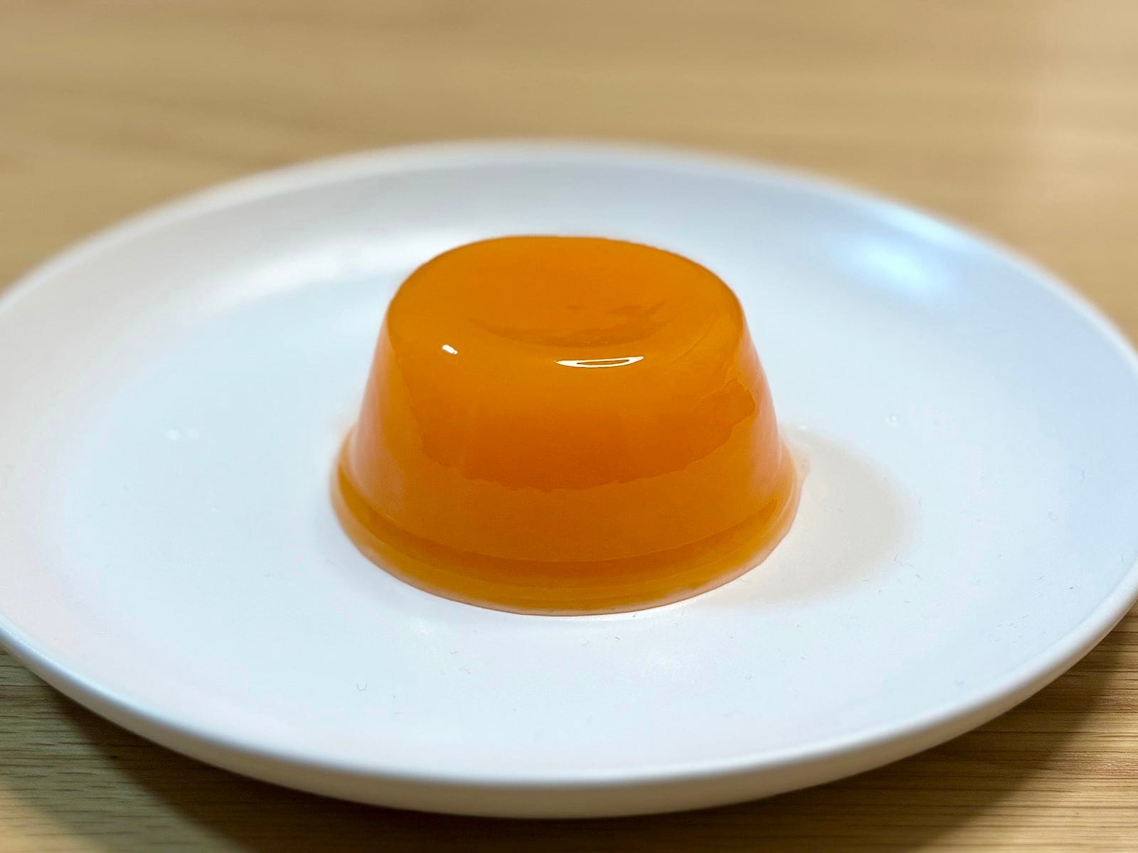 夕張メロン色のツヤツヤぷるぷるゼリーが美しい。食べる前からメロンのいい香りがします
