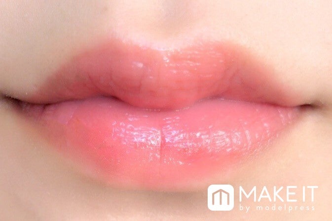 【キャンメイク】「ステイオンバームルージュ」“T01 リトルアネモネ”使用 (C)メイクイット